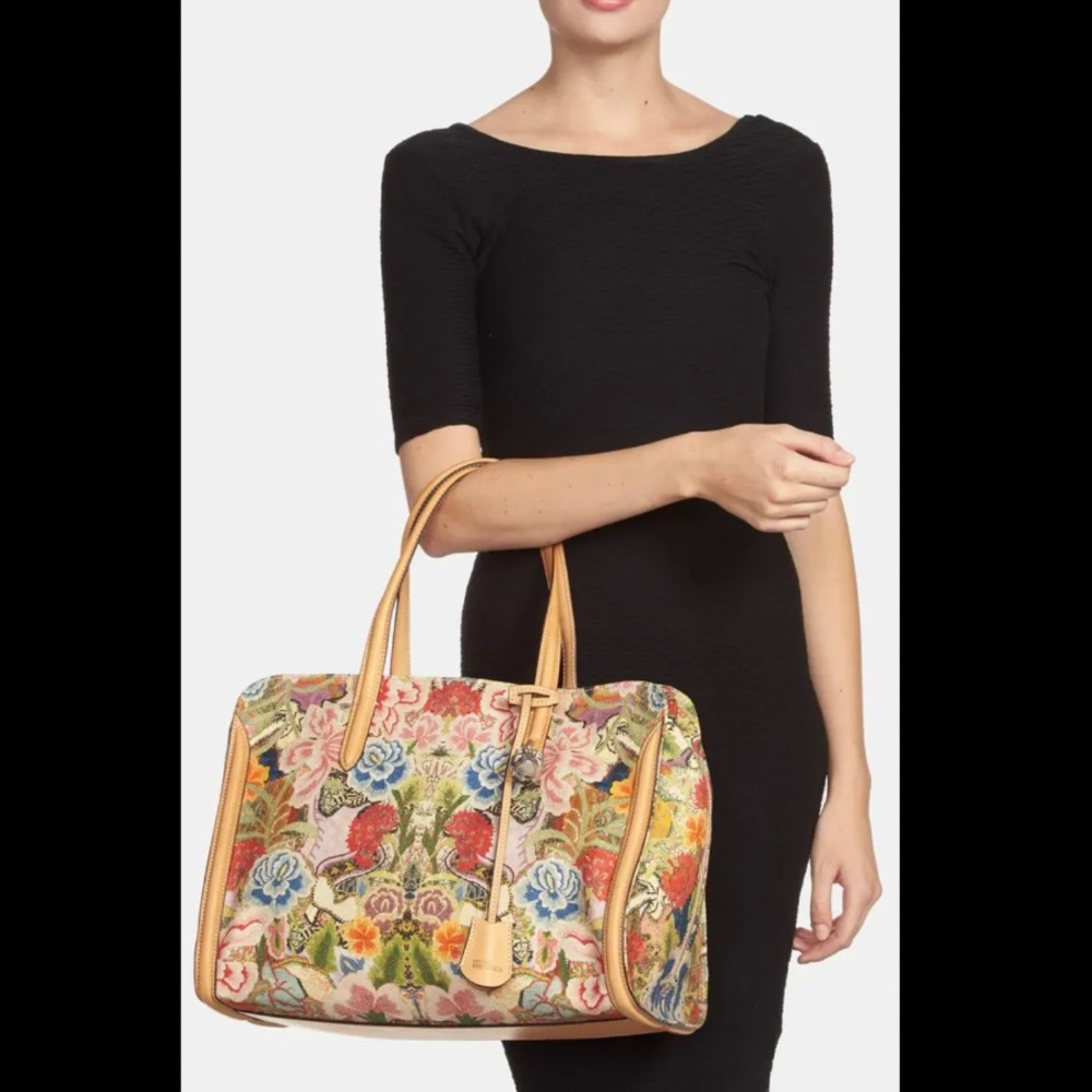 Alexander McQueen women’s New Skull Padlock floral-print zip-around tote bag - Picture 17 of 17
